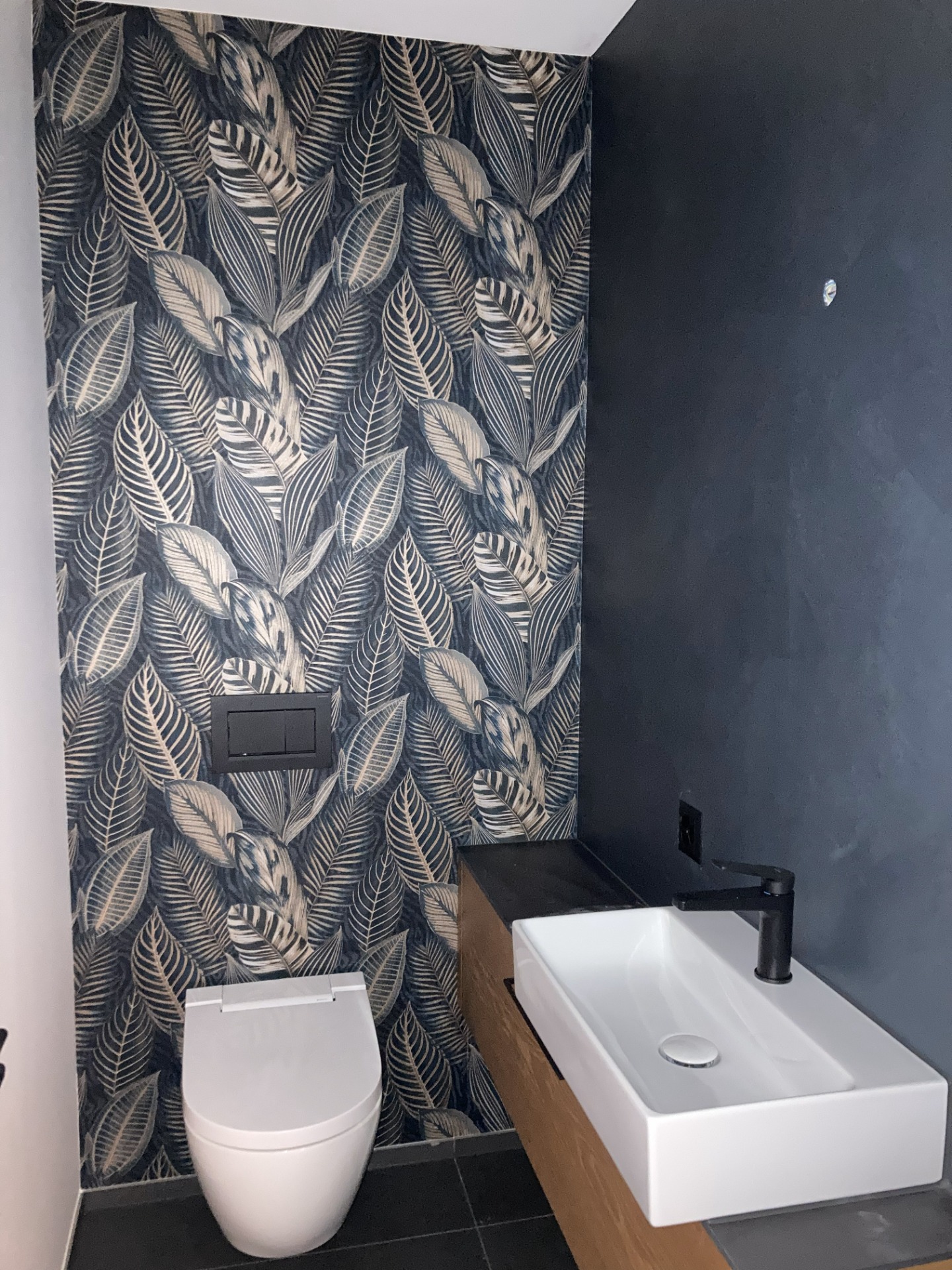 Tapezierarbeit und Duné im Badezimmer